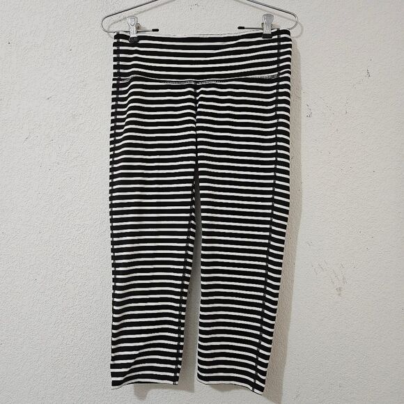 Athleta Pants - Athleta Chaturanga cropped leggings Size Medium